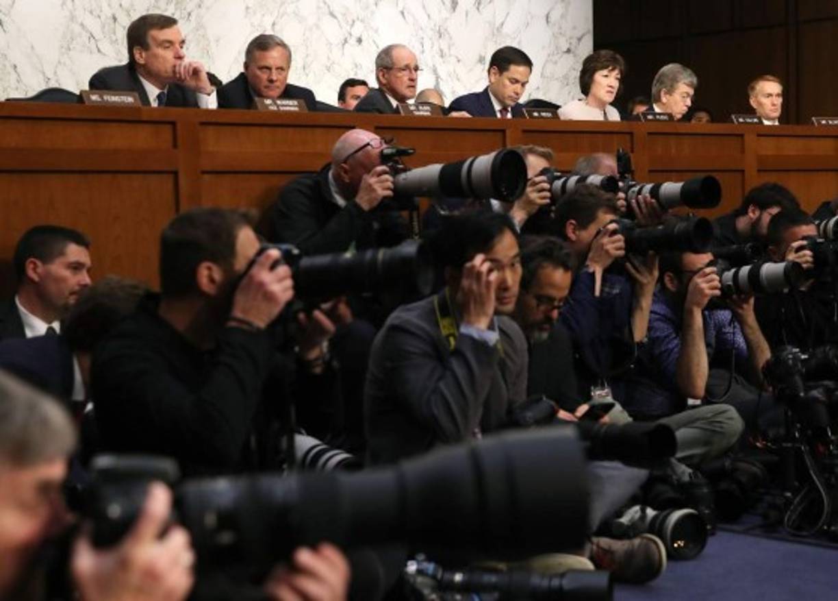 Los senadores que integran el Comité de Inteligencia escuchan atentamente las declaraciones de Comey.