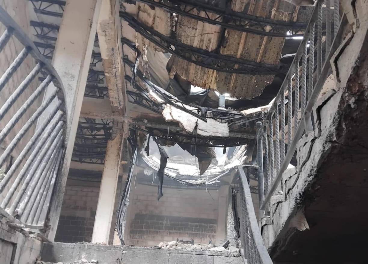 El edificio constaba de cuatro pisos y según indicaron los propietarios, no estaba asegurado lo que representa pérdidas millonarias, ya que toda la mercadería se quemó. Se indicó que 12 empleados atendían en el local.