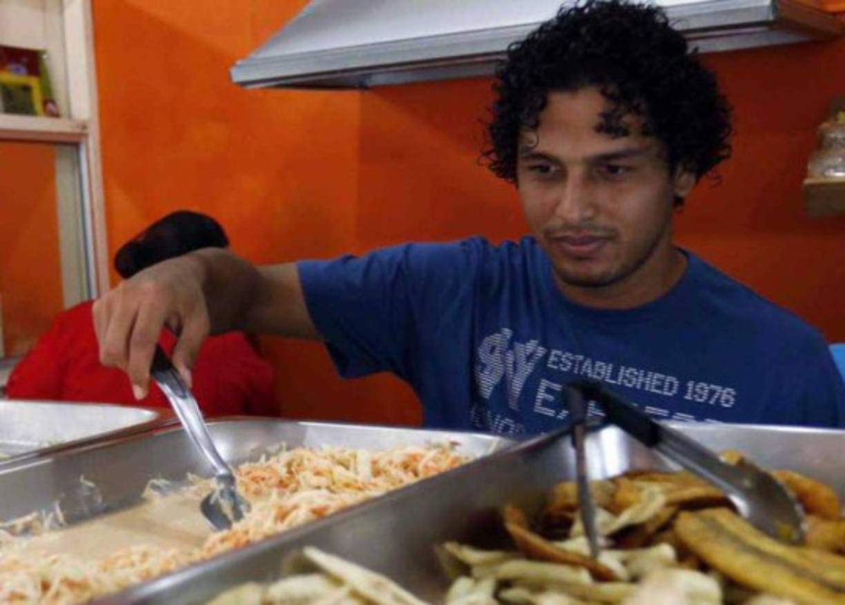 Luis Lobo: El delantero hondureño milita en el Juticalpa FC y también ha sabido invertir lo que ha ganado. El atacante cuenta con un restaurante en Puerto Cortés.