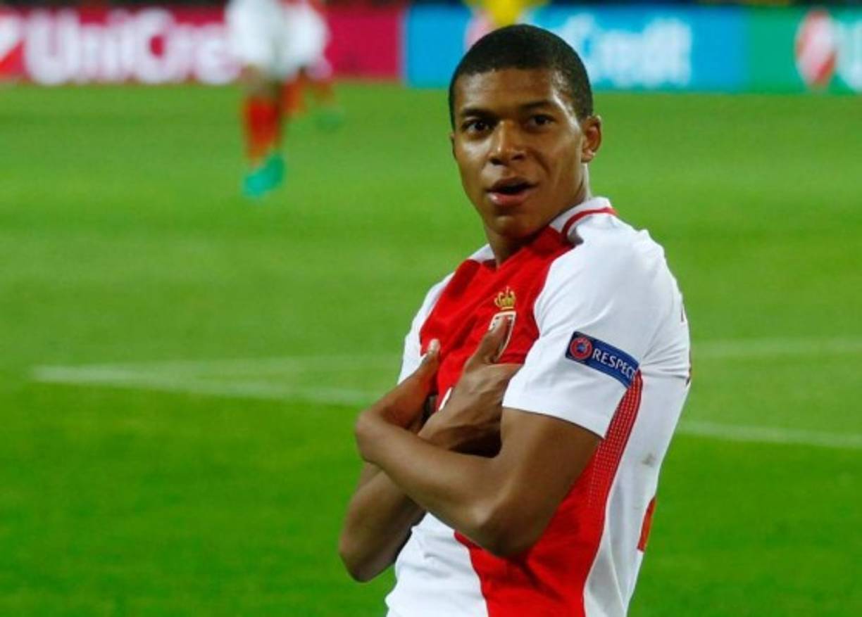 Kylian Mbappé es la figura joven y las esperanzas de un Mónaco que ha combinado juventud y experiencia. Pese a las ofertas de grandes clubes de Europa como el Real Madrid y el Manchester City por el delantero francés, no se ha confirmado hasta el momento que Mbappé vaya a dejar al AS Mónaco.