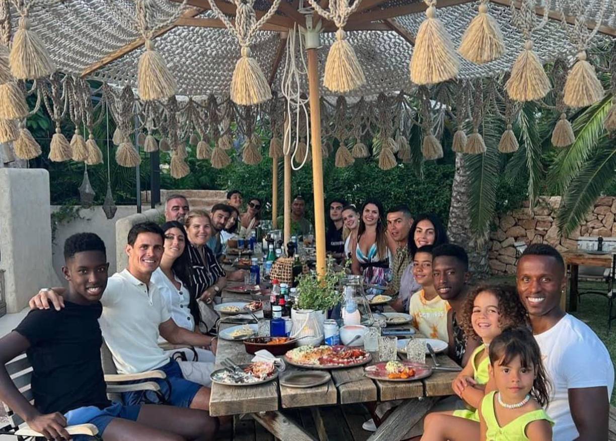 Cristiano Ronaldo decidió también llevarse a muchos de sus amigos, entre ellos Edu Aguirre, periodista que labora en El Chiringuito.