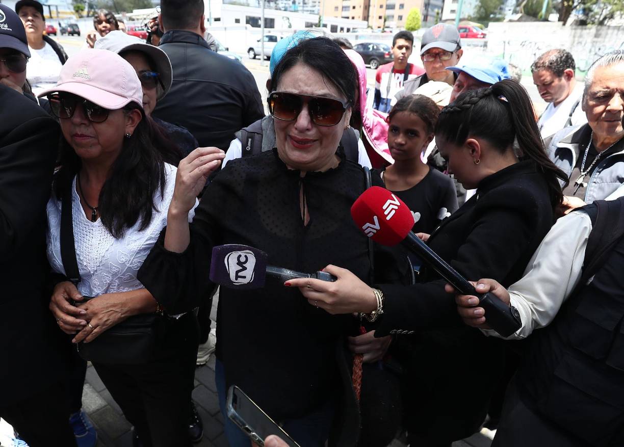 El comandante general de la Policía, Fausto Salinas, comentó que en el lugar del atentado “se encontraron alrededor de cien personas, resultando varios heridos, entre ellos tres servidores policiales” de su equipo de protección inmediata” de Villavicencio.