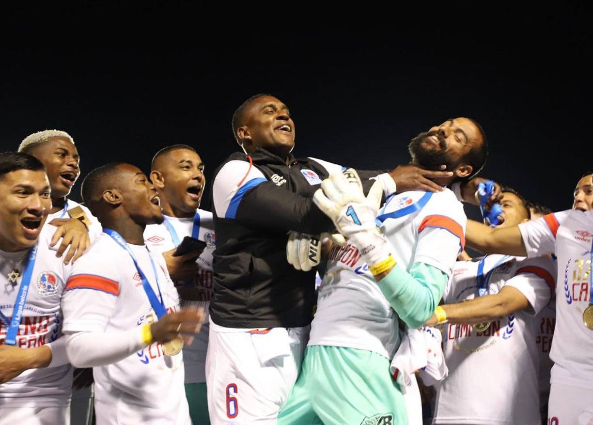 Beckeles se dio tiempo para bromear durante los festejos.