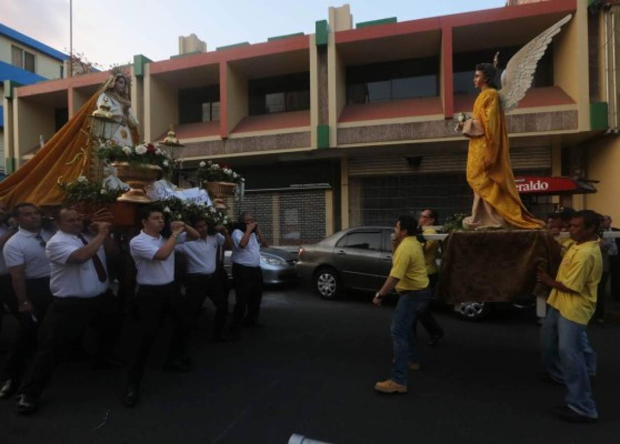 Al momento de encontrarse las imágenes hacen una pequeña reverencia y continúan el trayecto.