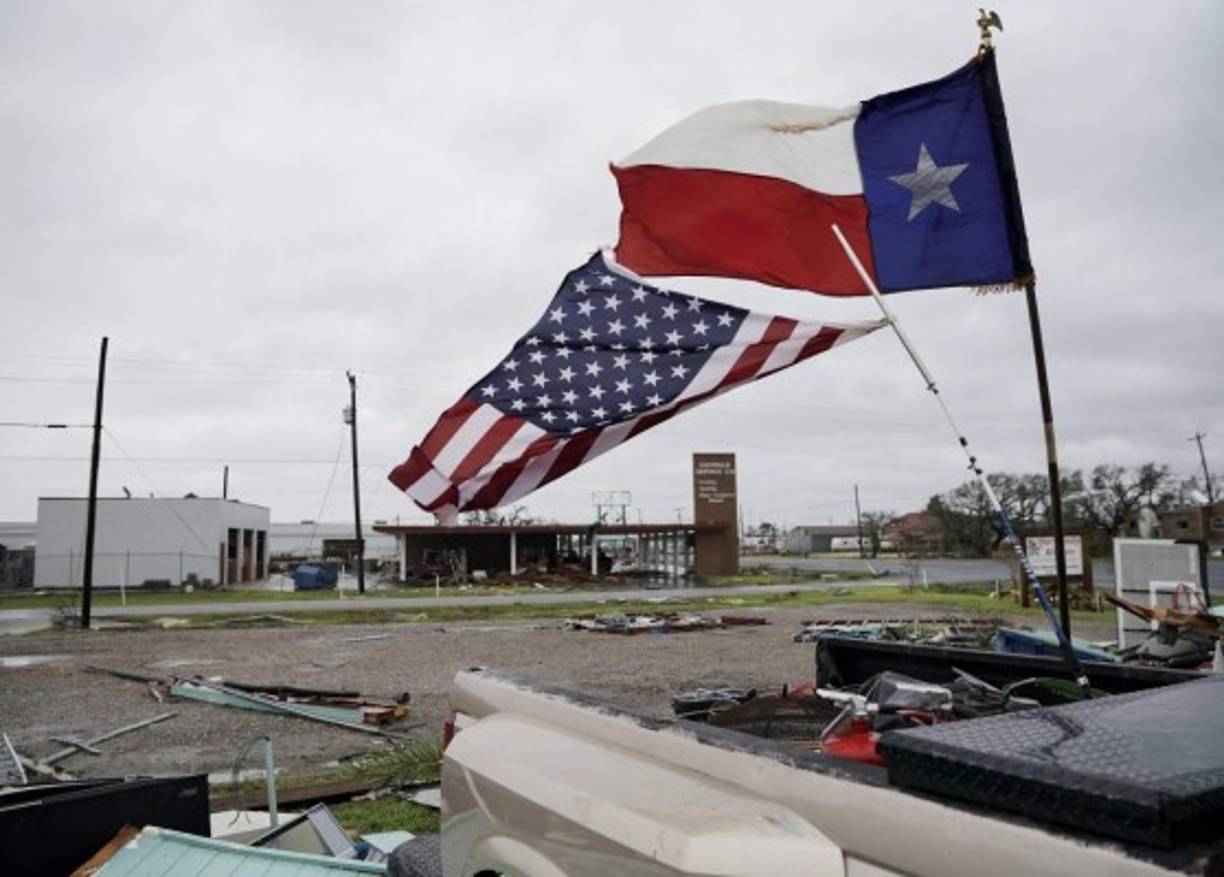 El trágico paso del huracán Harvey por Texas deja ya más de 30 muertos y 32.000 refugiados en Houston, la ciudad más afectada y donde afortunadamente no ha llovido en las últimas 24 horas lo que ha permitido un descenso de las inundaciones sin precedentes que sumergieron la ciudad.
