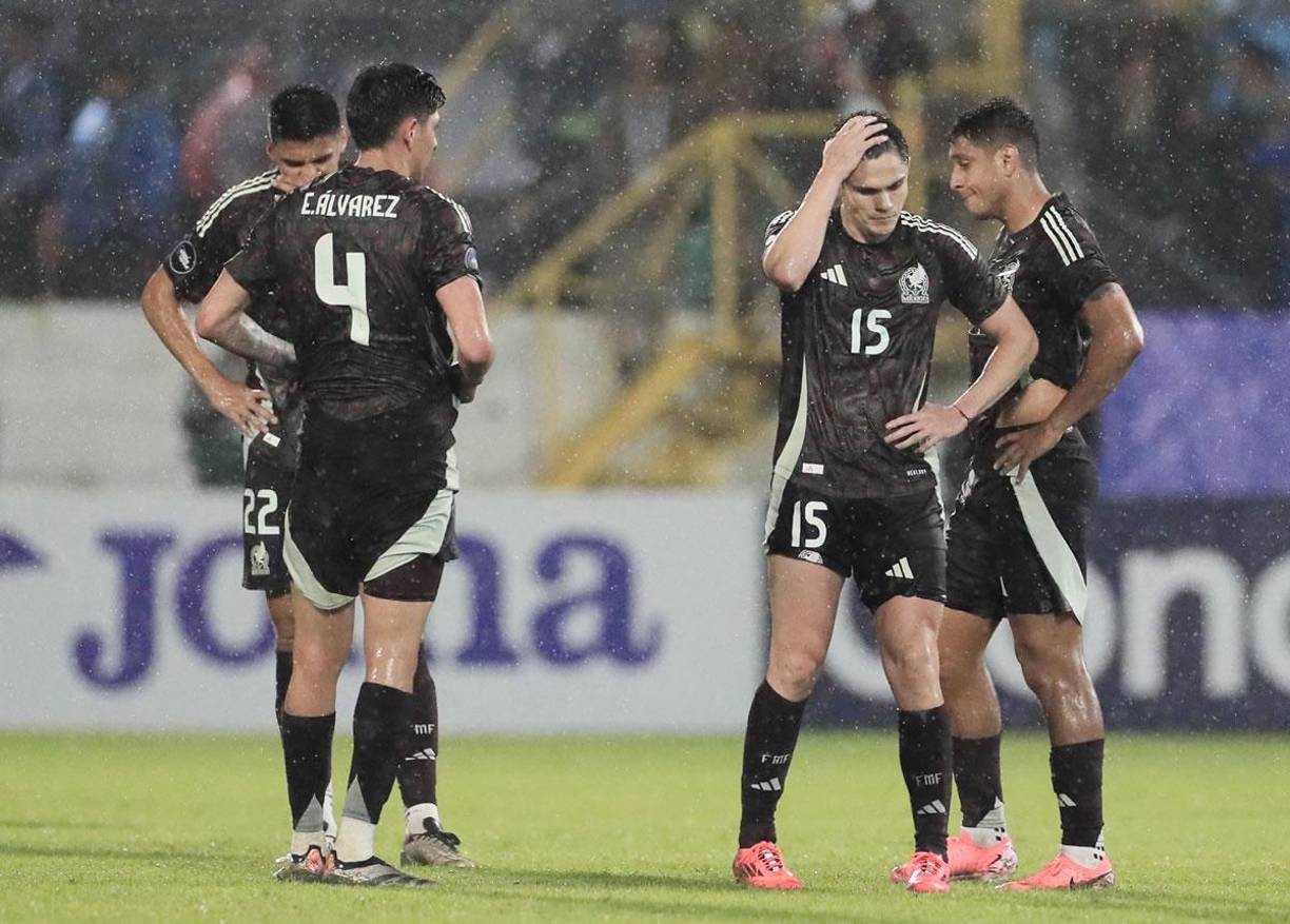 La tristeza de los jugadores de México por la derrota contra Honduras.
