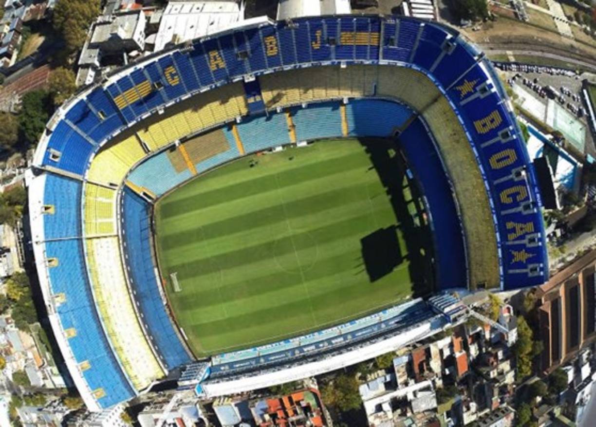 Estadio La Bombonera - Argentina. Uno de los equipos de fútbol más populares en todo el mundo sin lugar a dudas es Boca Juniors, del barrio de la Boca en Buenos Aires Argentina, en donde precisamente se encuentra ubicado su estadio el cual lleva por nombre La Bombonera, el cual se dice que ha sido un sitio muy frecuentado por todo tipo de fantasmas.
