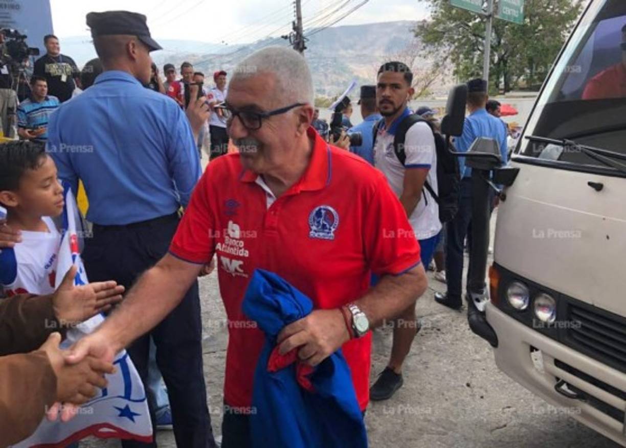Manuel Keosseián, entrenador del Olimpia, mientras bajaba del autobús.