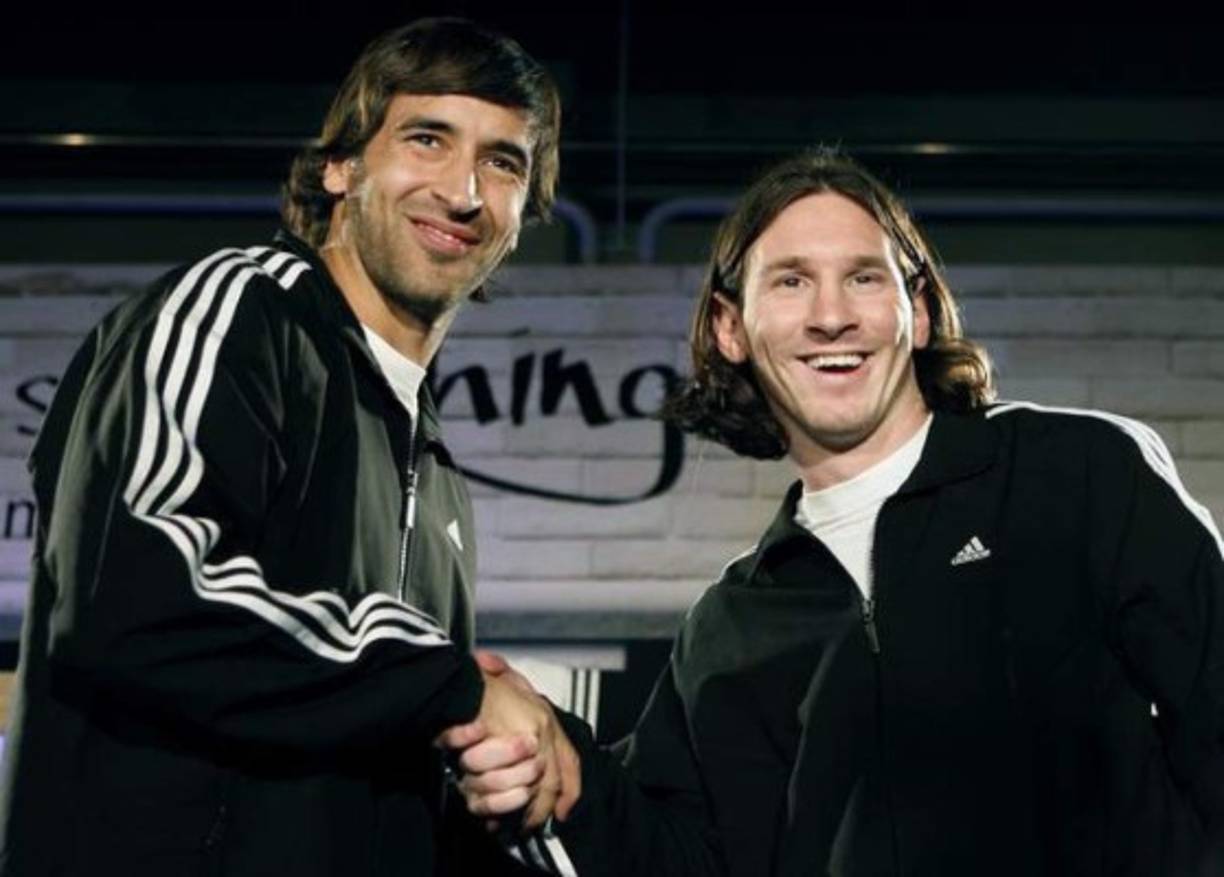 En esa lista está, por ejemplo, Raúl González Blanco, una de las grandes leyendas del club blanco. En una entrevista a Sports Illustrated, en abril de 2015, el ex capitán se refirió así al contestar qué jugador le había asombrado más en su carrera. “Messi”, sentenció antes de agregar: “Tengo la suerte de haber jugador con Zidane, Ronaldo, Figo, Cristiano... Pero Messi es muy diferente. Hace que todo parezca fácil, hasta lo imposible. Le ves jugar y es como si estuviese en la calle jugando con amigos. Increíble”.