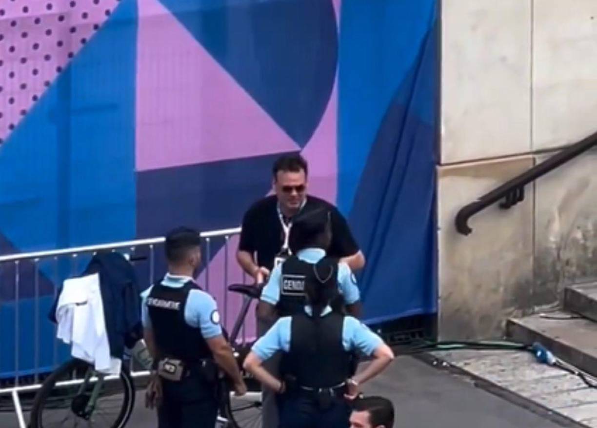 Los policías abordaron a Faitelson para hacerle algunas recomendaciones, aparentemente debido al lugar por donde circulaba con la bicicleta.