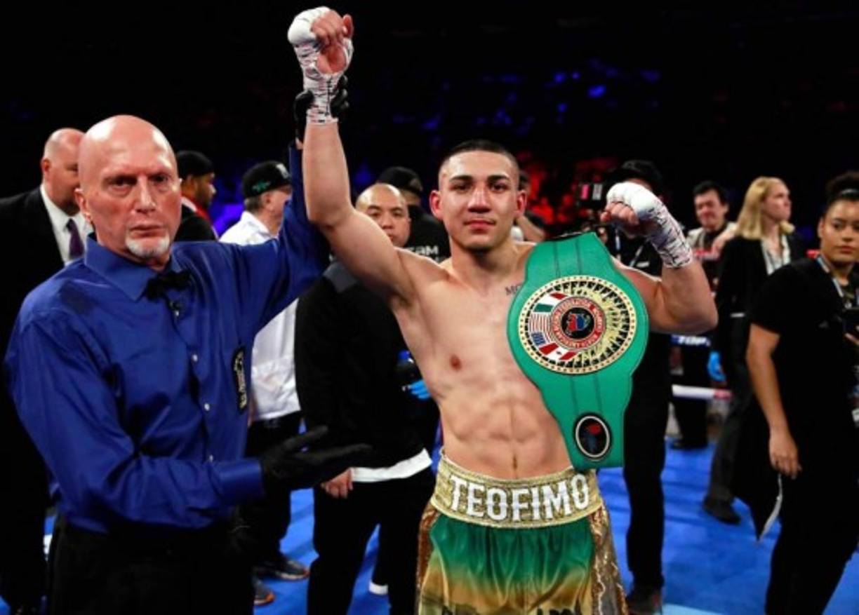Teófimo López al ser anunciado como ganador de la pelea. Foto Twitter