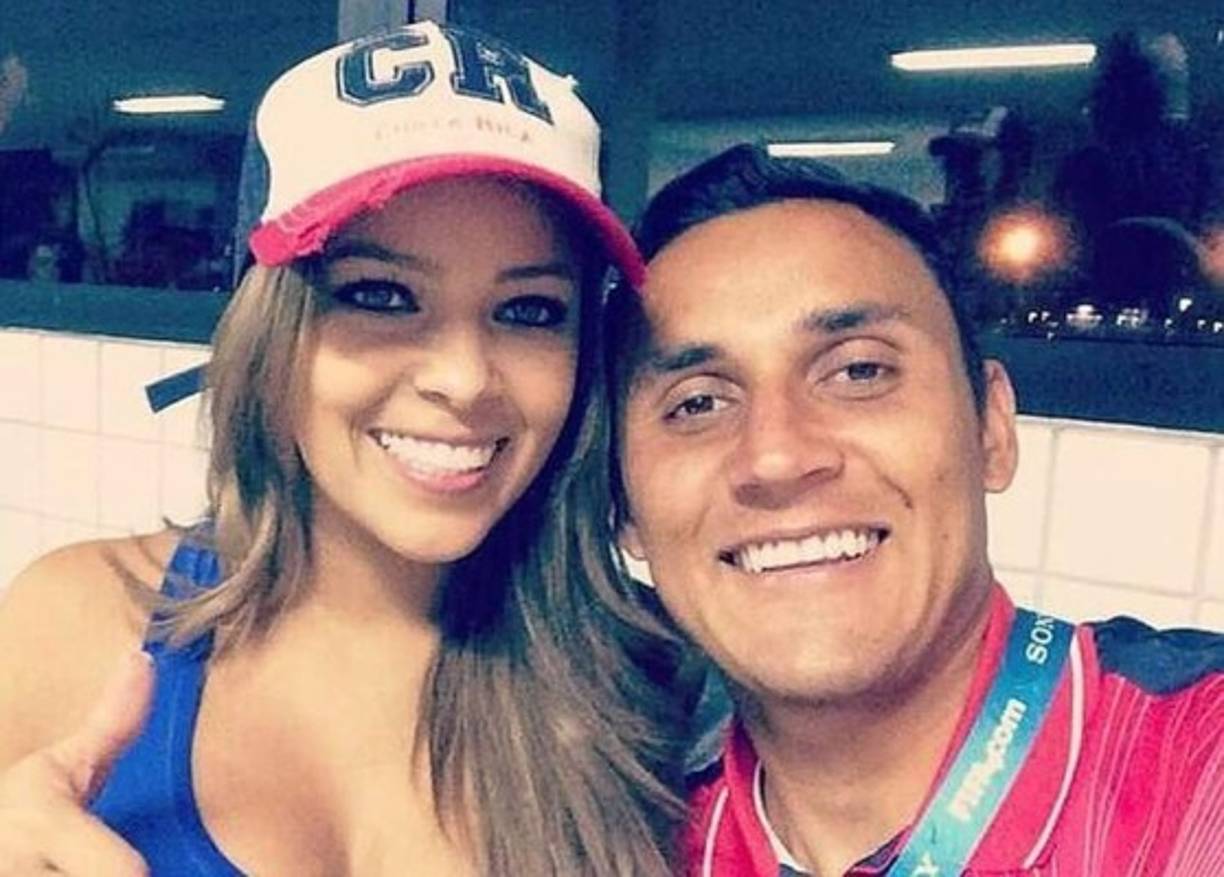 Keylor y Andrea en la tarjeta de su boda invitó a las personas mediante un video, al momento que la abrían se podían ver que ambos hacían la cordial invitación.