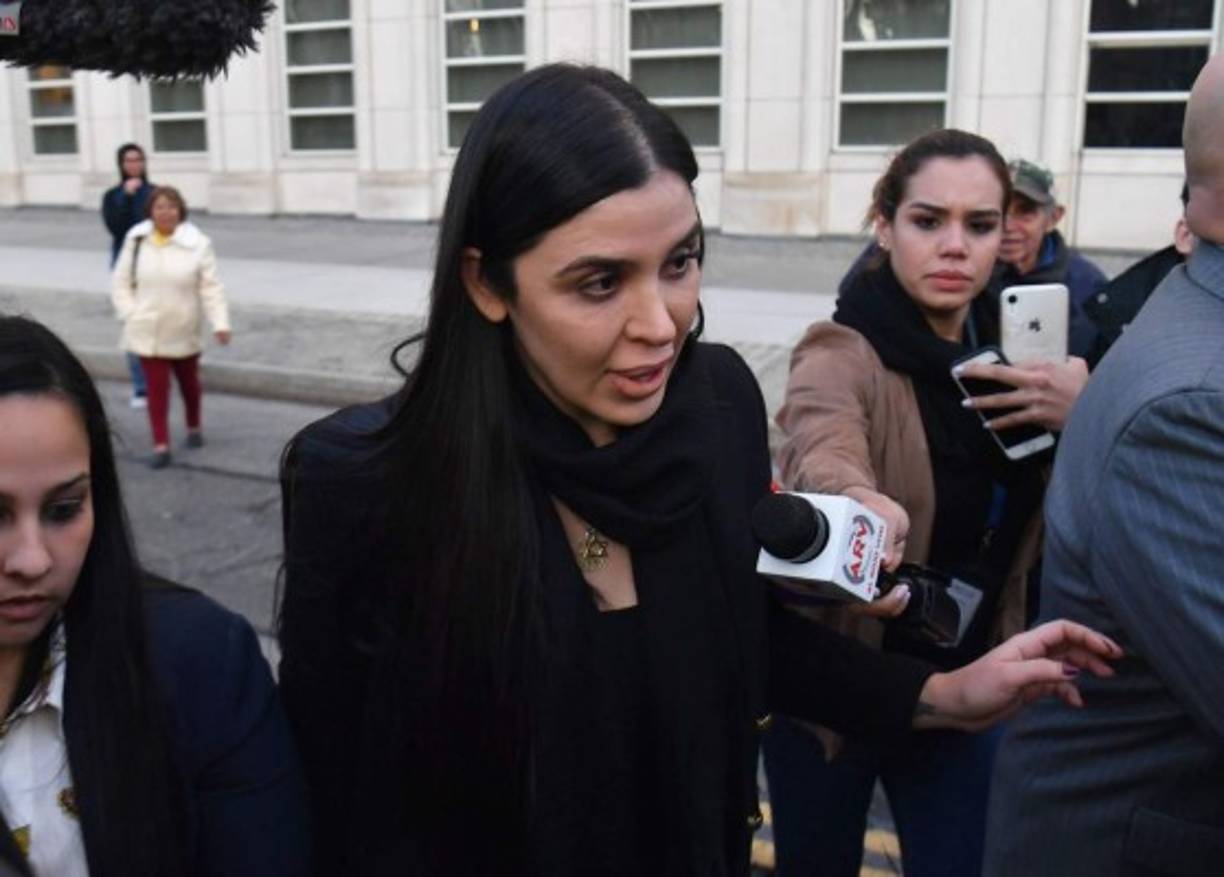 Emma Coronel habló brevemente con la prensa y se mostró como en muy pocas ocasiones, con un rostro demacrado.