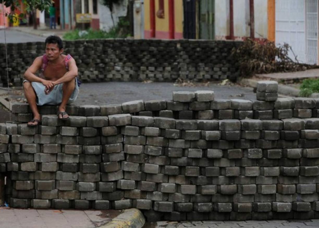 La gente ha levantado sus calles para protegerse. Se organizan y se preparan. A más de cinco kilómetros antes del centro empiezan las barricadas para asegurar su fuerte.