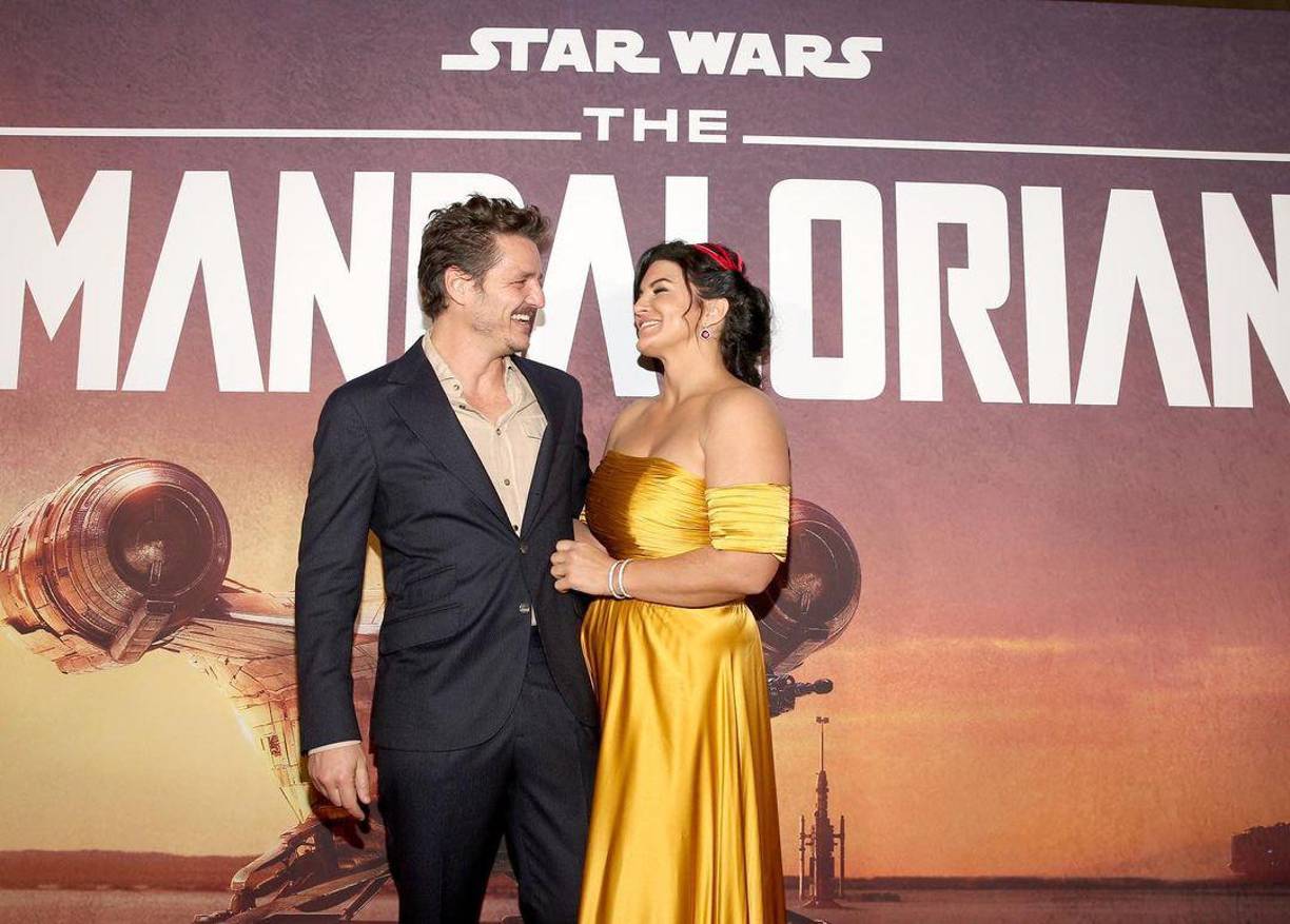 La actriz Gina Carano mantuvo una relación amistosa fuera de cámaras con Pascal, se esparcieron rumores de una relación, porque siempre se estaban elogiando, pero el actor paró los rumores, después de que despidieran a Gina de The Mandalorian cuando posteó un dibujo de ambos con la descripción “Friendship”.