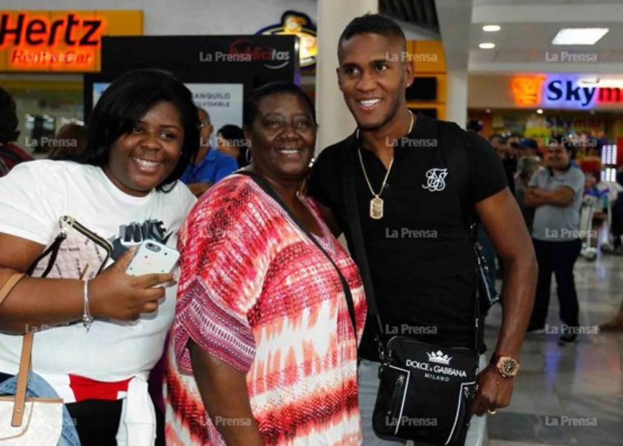 Beckeles fue recibido en el aeropuerto por sus seres queridos.