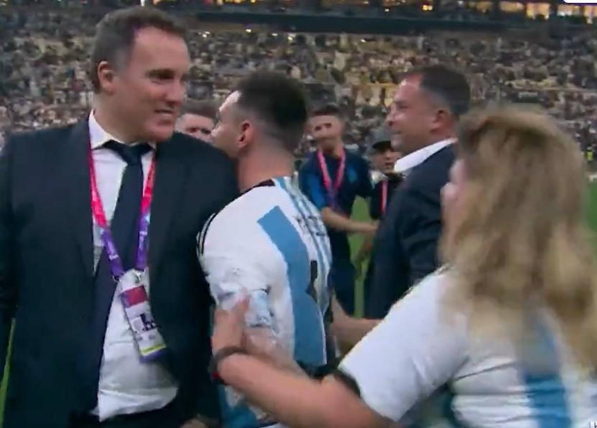 Todo comenzó así. Argentina acababa de coronarse campeón, Messi andaba saludando a cada uno de los miembros del cuerpo técnico de Argentina; utileros, asistentes, personal de lógística... de pronto una dama se acercó.