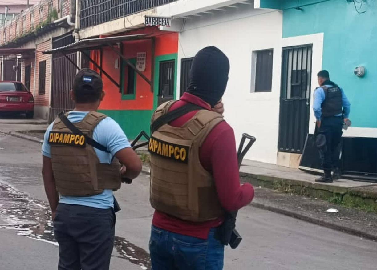 Entre esos crímenes estaba el asesinato de tres personas.