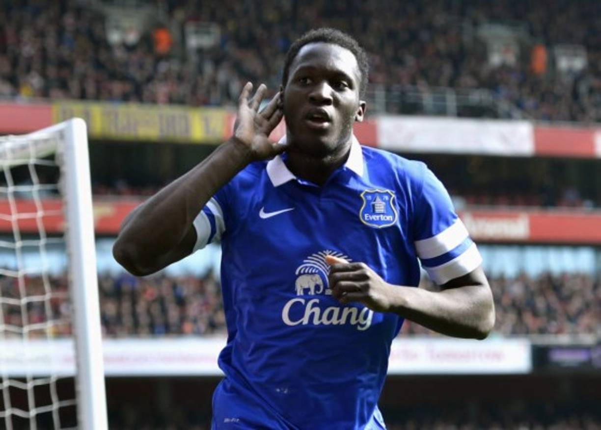 Romelu Lukaku es noticia en el continente europeo. El joven delantero belga, -uno de los mejores del mundo en su puesto-, ha desvelado que no continuará en el Everton FC. Declaración suficiente para despertar el deseo de algunos de los clubes más grandes de Europa. Tal y como explica, entidades de primer nivel como Real Madrid, Chelsea FC, Manchester United y Juventus de Turín han fijado su punto de mira en el espectacular ariete 'Toffee', que a sus 23 años tiene un larguísimo futuro por delante.