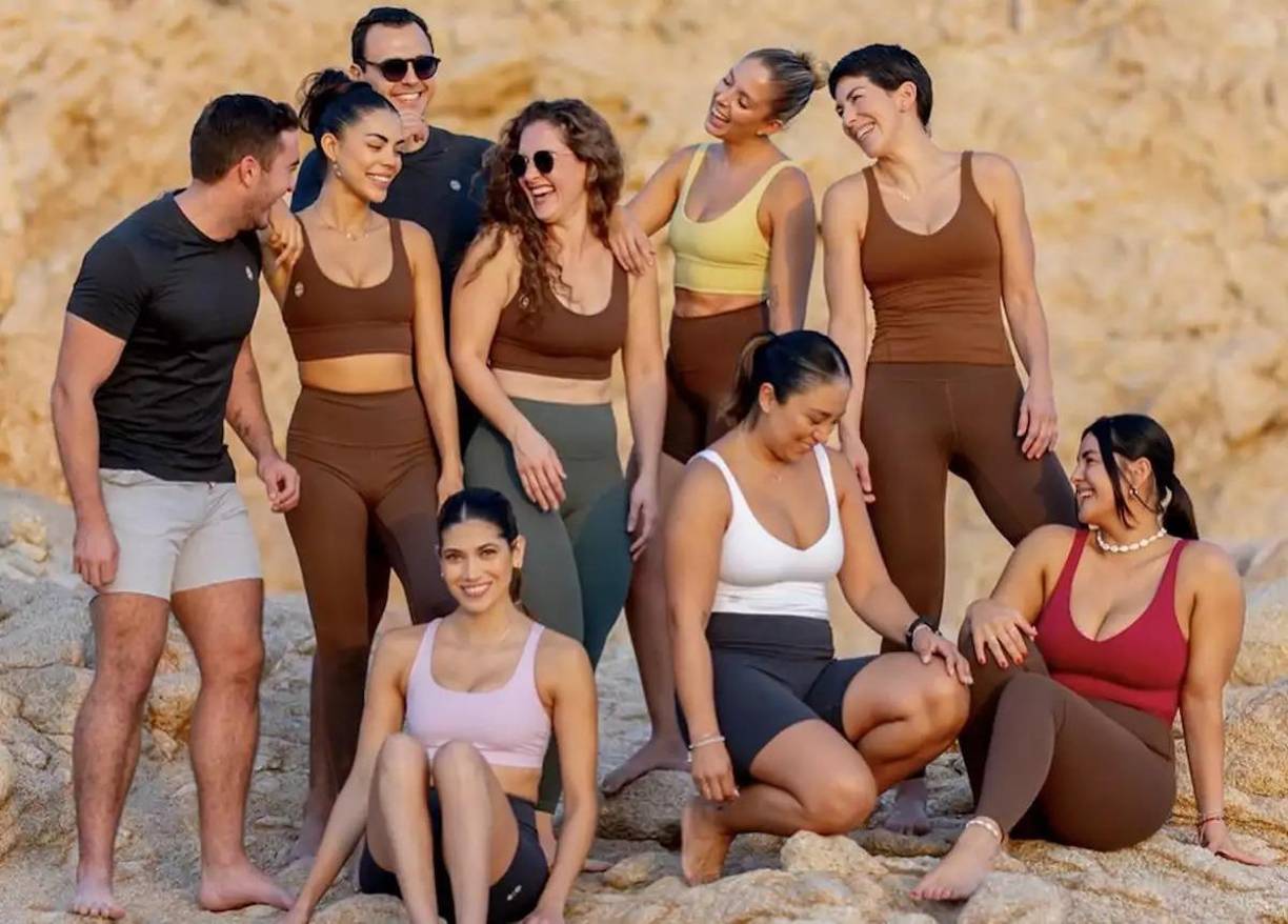 El auge de la ropa deportiva en la moda no es casualidad, sino una evolución lógica del estilo casual y funcional. Esta tendencia tiene sus raíces en los años 80, cuando marcas como Nike y Adidas comenzaron a popularizar el uso de sudaderas y zapatillas deportivas fuera del ámbito estrictamente atlético.Sin embargo, fue en los años 90 y 2000 cuando el ‘athleisure’ —la fusión entre ropa deportiva y moda casual— tomó fuerza. Este movimiento coincidió con el crecimiento de la cultura del bienestar, el fitness y la búsqueda de un estilo de vida saludable.