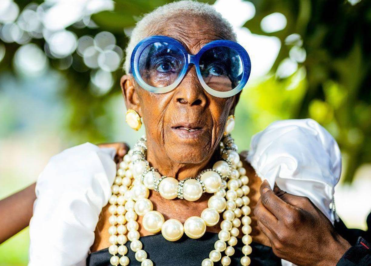 Originaria de Zambia, un país lejano en África. Chola le demostró al mundo de la moda que se puede ser un verdadero ícono, aun estando lejos de las pasarelas”, destacó la revista Hola!.