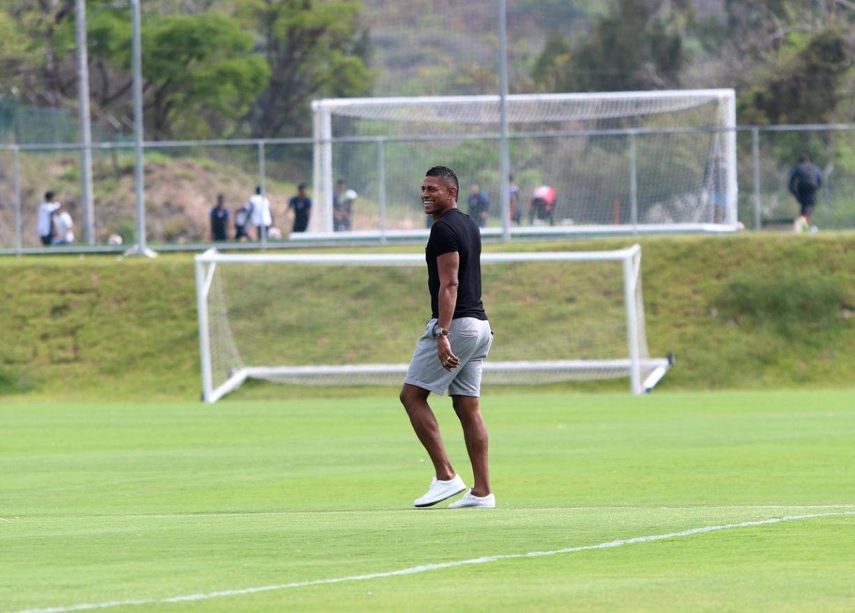 El futbolista catracho se mostró muy feliz en su visita.