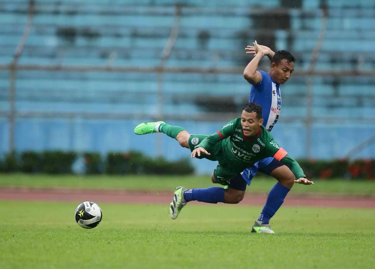Damin Ramírez cayendo al suelo tras una falta de Allan Banegas.