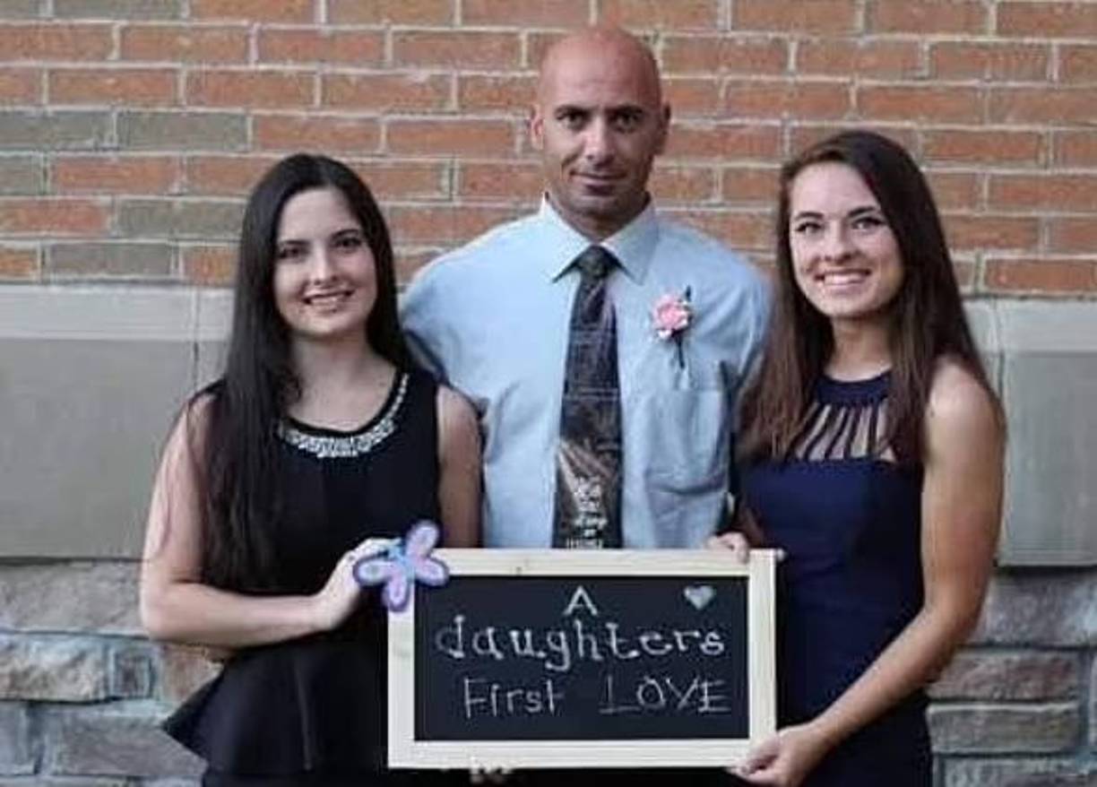 El gobernador demócrata señaló que, según le dijo la esposa, Corey Comperatore falleció al lanzarse a proteger a su familia de los disparos durante el ataque.