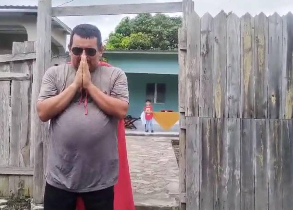 Y es que tras llegar a su vivienda en el sitio de donde es originario, en Talanga, Francisco Morazán, vecinos llegaron con tambores, aplausos y gritos para agradecerle por la heroica hazaña que realizó al salvar a los 60 migrantes del accidente en Ocotepeque el pasado 19 de octubre.