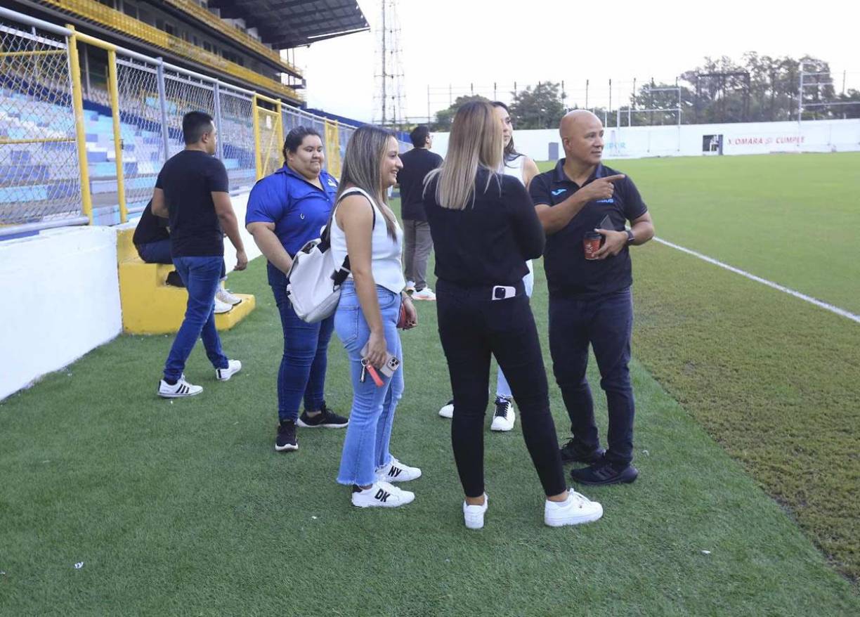 El entrenamiento de la Bicolor contó con unas ganadoras de un concurso de patrocinadores para ver a los seleccionados en acción.