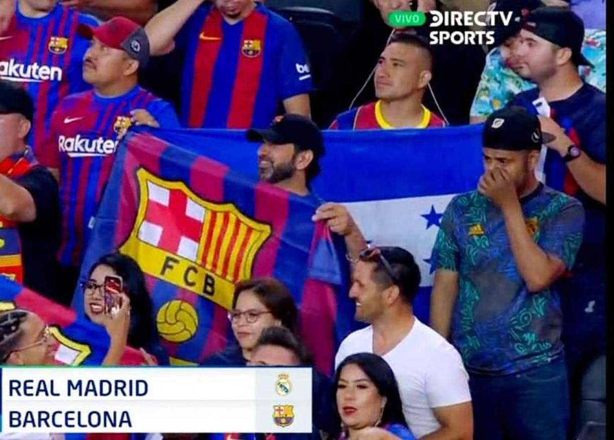 Aficionados hondureños con la bandera de Honduras estuvieron también presentes en el Allegiant Stadium.
