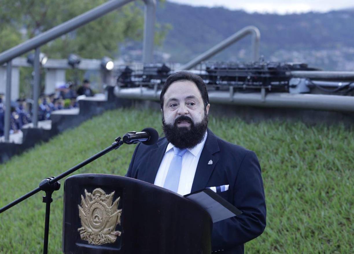 Redondo también fue denunciado por su propia bancada del Partido Salvador de Honduras de intimidación y espionaje. Lo peor fue que el acto se promesa de Ley a los magistrados no lo tomó el, sino que todo el pleno de diputados. Sin duda Redondo es el gran perdedor.