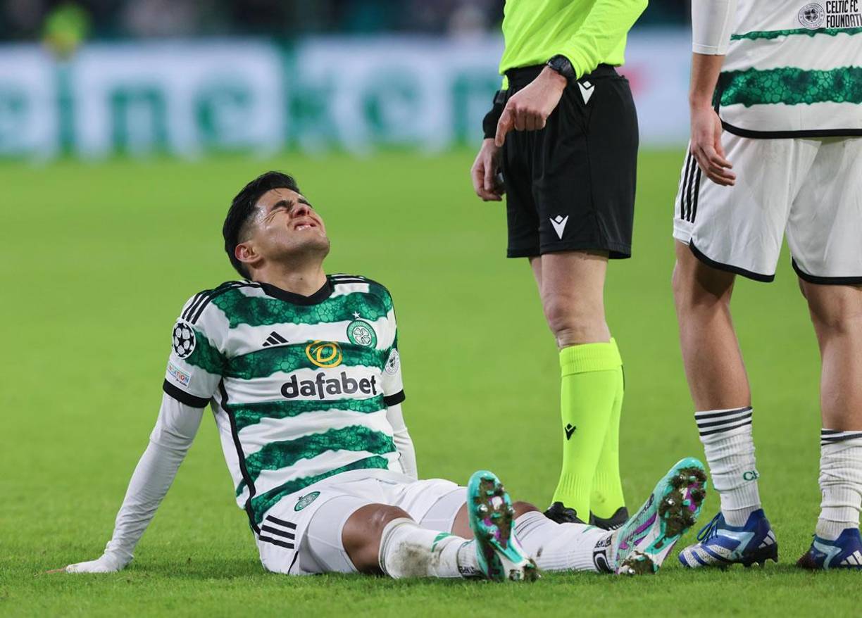 Luis Palma con gestos de dolor en su rostro tras el codazo que recibió en el segundo tiempo del partido.