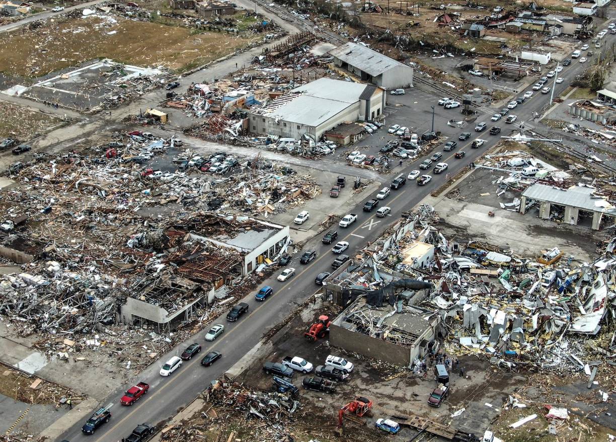 La serie de tornados más intensa que se recuerda azotó en la madrugada del sábado seis estados de Estados Unidos y dejó decenas de muertos y un número indeterminado de desaparecidos, además de una estela de devastación que se ha llevado por delante poblaciones enteras y ha provocado incontables daños.