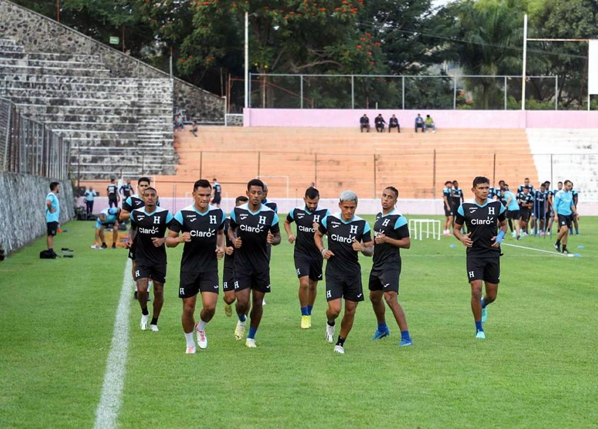 Los seleccionados hondureños realizaron trabajos físicos en el estadio Mariano Matamoros, donde la ‘H‘ preparará la estrategia durante dos días para el cotejo del martes 21 de noviembre.