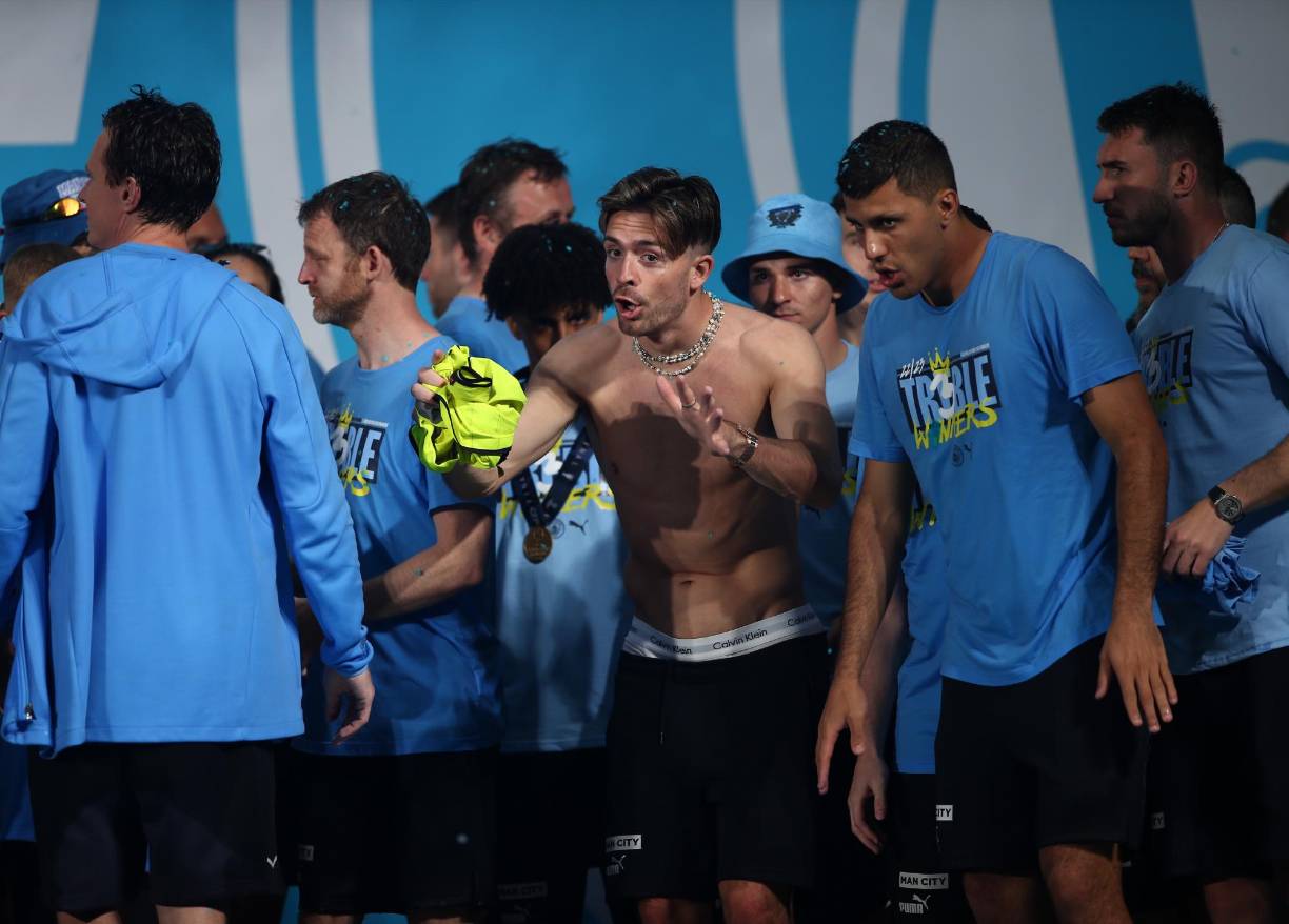 Grealish decidió quitarse la camiseta en los festejos. 