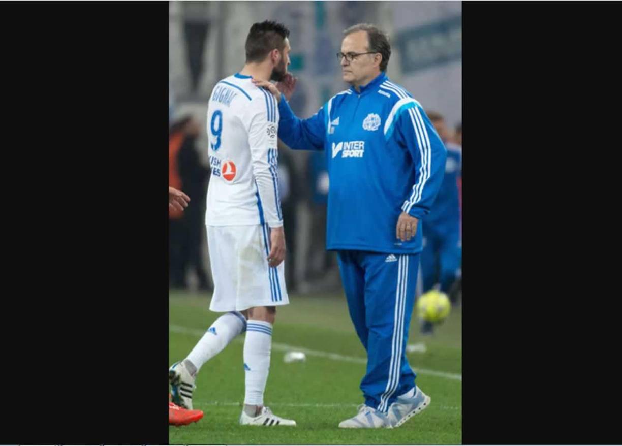 Marcelo Bielsa fue muy importante en la carrera de Gignac en el Marsella. Según contó el diario L’Equipe, en una de sus primeras prácticas, el entrenador argentino se acercó al delantero y, con traductor mediante, le dijo: “Yo te conozco de memoria, sé todo acerca de tu carrera. Vas a perder dos kilos y marcar 25 goles”. André-Pierre aceptó el desafío. Pero no fueron dos kilos, sino seis. Se convirtió, con el paso de los partidos, en un jugador clave para el esquema del OM, hizo 21 tantos.