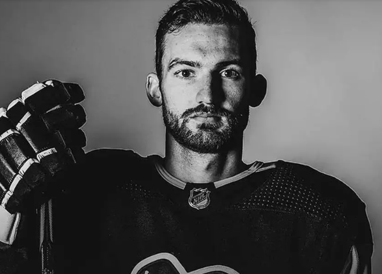 El mundo del hockey está de luto tras la muerte de la estrella de los Nottingham Panthers, Adam Johnson, quien sufrió un estremecedor corte en pleno partido.