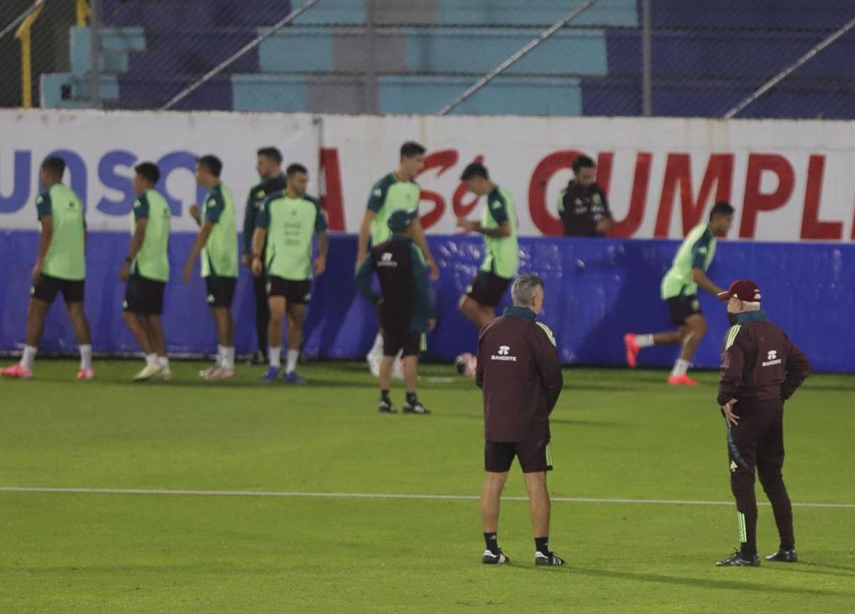 Javier ‘Vasco‘ Aguirre siguió de cerca el entrenamiento de sus dirigidos en el estadio Morazán. El técnico adelantó tres titulares ante Honduras: César Montes, Raúl Jiménez y Edson Álvarez.