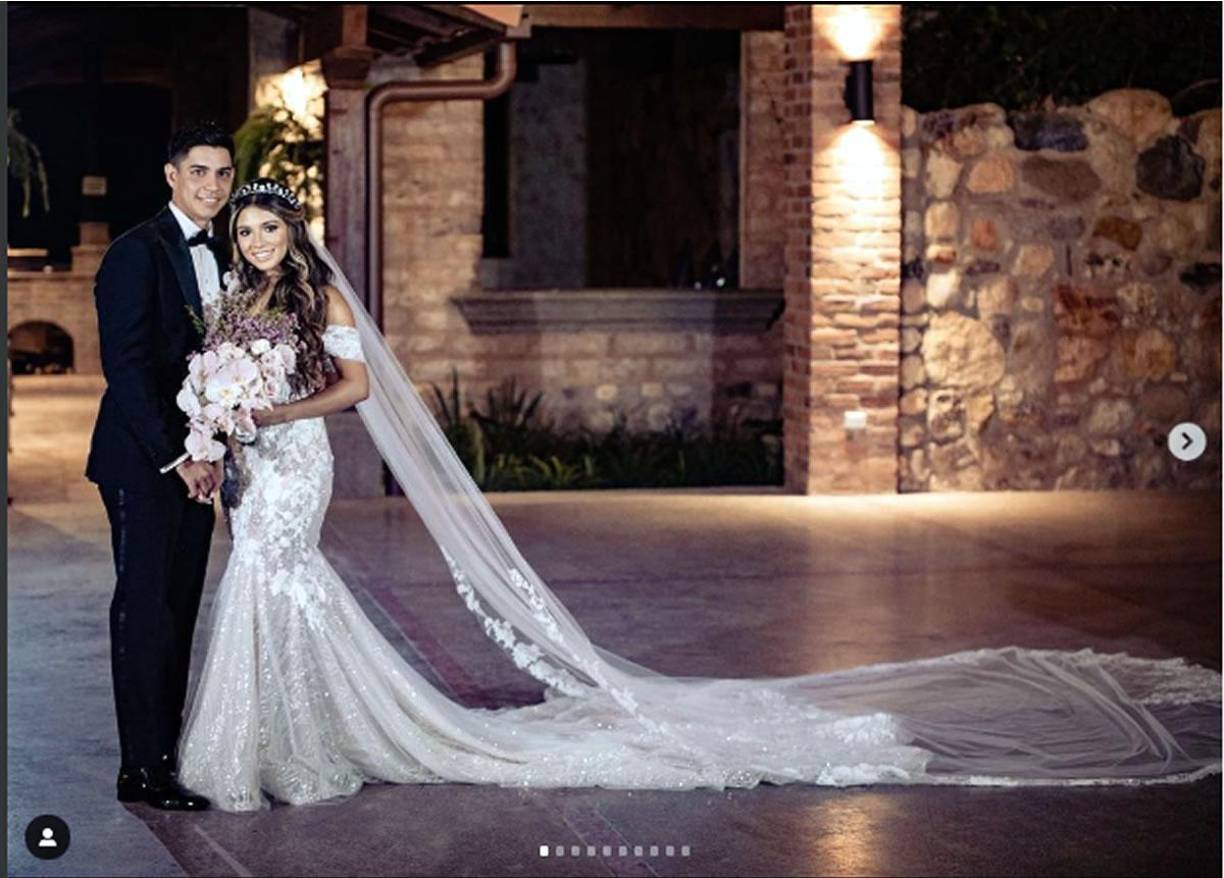 La pareja lució impecable en una sesión fotográfica.