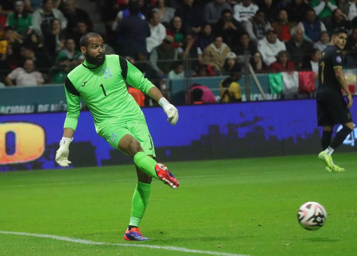 Aficionados mexicanos también dedicaron cánticos homofóbicos contra Edrick Menjívar. “Eso no es un arquero es una p... de cabaret”.