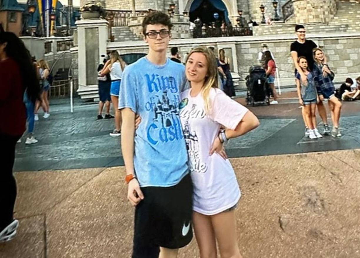 El novio de Gillis dijo a medios locales que la joven de 20 años viajó al poblado rural de Hebron junto con otras tres personas la noche del sábado.