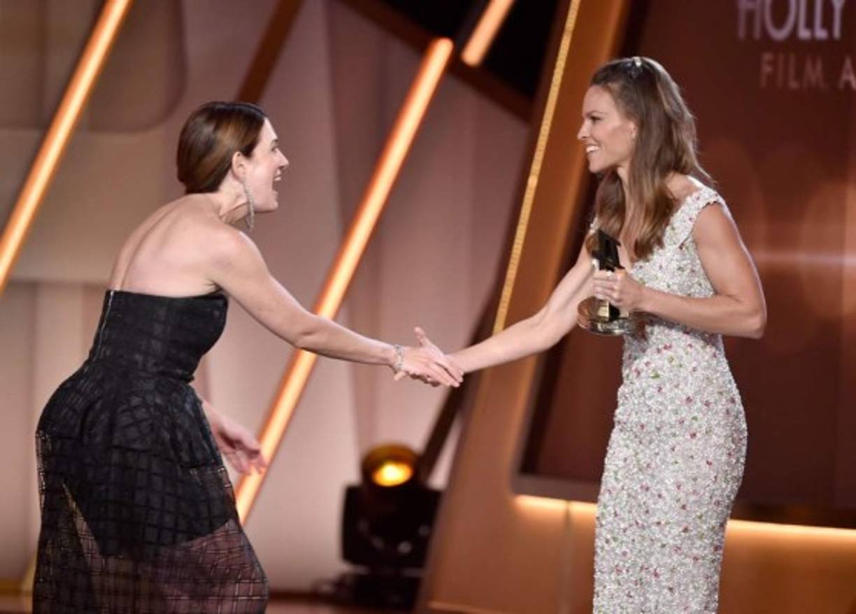 Hilary Swank entrega un premio a Gillian Flynn.
