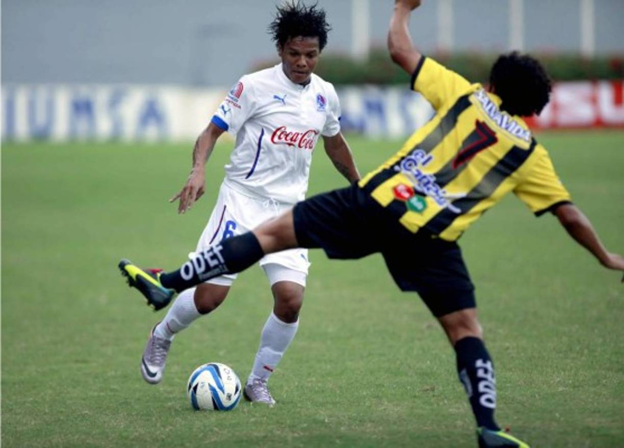 David Meza, que salió lesionado, trata de superar a Luis Lobo.