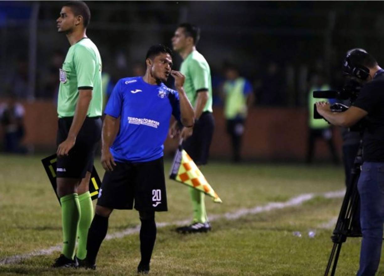 Jorge 'Ñangui' Cardona volvió al Honduras Progreso y antes de entrar de cambio en el segundo tiempo mandó un besito a las cámaras.