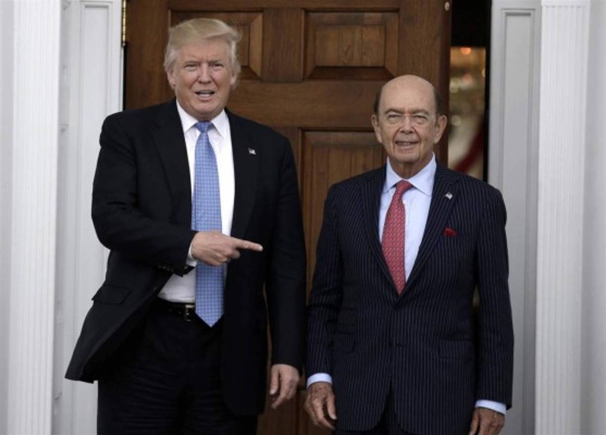 Ministro de comercio: Wilbur Ross, de 79 años.<br/>Este millonario y activo inversor estadounidense es más conocido por adquirir empresas de las golpeadas industrias del acero y el carbón, para venderlas con buenas regalías. Alguna vez se le apodó como 'el rey de la quiebra' por sus inversiones en esos negocios.