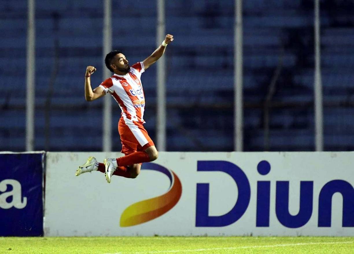La celebración de Carlos Argueta tras marcar el primer gol del Vida contra el Marathón en el Olímpico.
