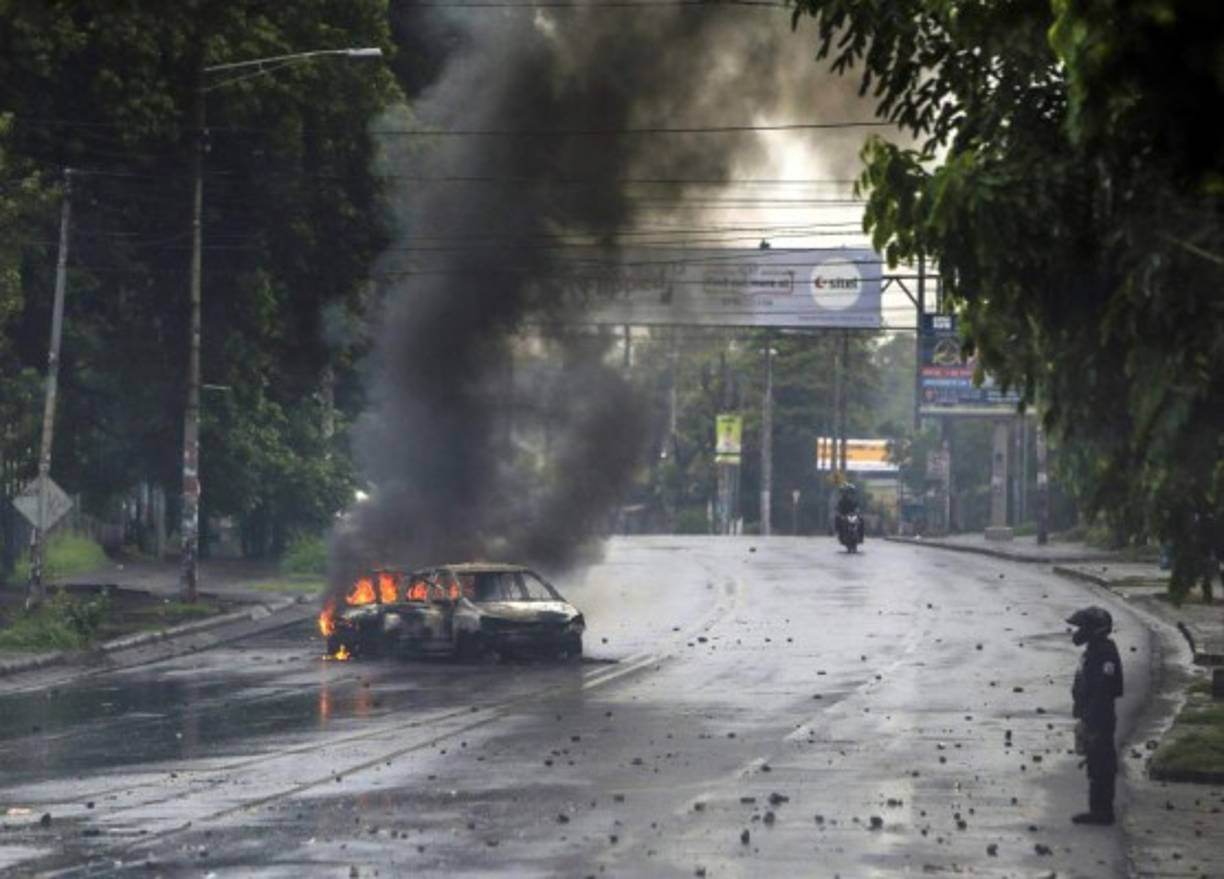 La no gubernamental Comisión Permanente de Derechos Humanos (CPDH) denunció que desde la semana pasada se observan 'patrullajes de civiles armados en Managua y otras ciudades' que actúan como 'fuerzas paramilitares'.<br/><br/>Estudiantes incendiaron autos en la capital tras repeler un ataque de los antimotines.