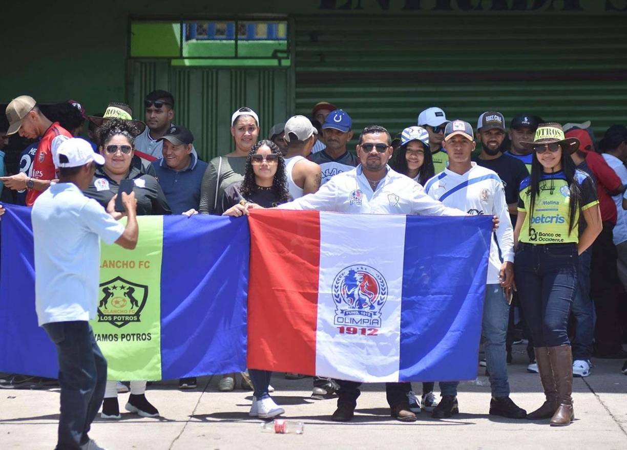 Un gran ambiente se vive en el estadio Juan Ramón Brevé Vargas de Juticalpa con la final de ida.