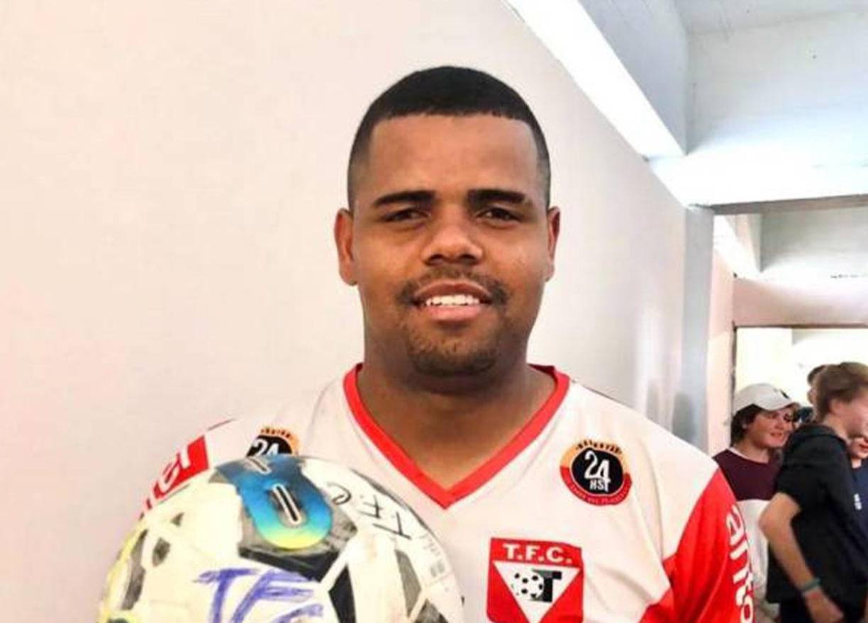 El brasileño Douglas Jardel Bittencourt es el nombre del delantero que Real España desea tener en sus filas para el 2024 y que así sustituya los goles que se marcharon en los botines del argentino Ramiro Rocca. Actualmente juega con el Tacuarembó FC de la segunda división de Uruguay, donde se erigió como el goleador del certamen charrúa anotando 18 goles en 29 partidos.